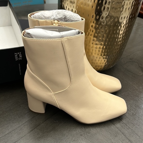 Naturalizer Wrenley Bootie - Picture 4 of 9